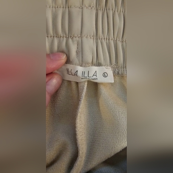 ILLA ILLA Faux Leather Woman's Shorts Cream Large NWOT - Picture 3 of 4